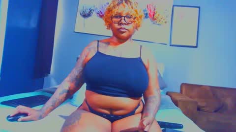 Snapshot of pearlblu38 chatting on February 10, 9:04 am Pearl online show from February 10, 9:04 am