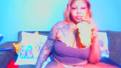 Snapshot of pearlblu38 chatting on February 19, 5:38 am Pearl online show from February 19, 5:38 am