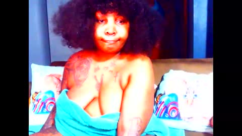 Snapshot of pearlblu38 chatting on February 27, 7:37 pm Pearl online show from February 27, 7:37 pm