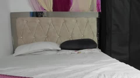 Perla Thompson online show from July 24, 10:06 pm