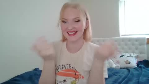 Snapshot of petite_cupcake chatting on March 5, 7:50 pm Little cupcake online show from March 5, 7:50 pm