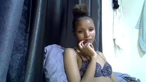 petite_melinda online show from June 10, 1:49 am