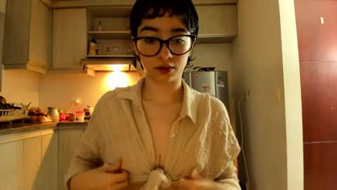 Lunna online show from April 19, 1:16 am