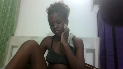 petitesweetchiq online show from October 19, 7:05 pm