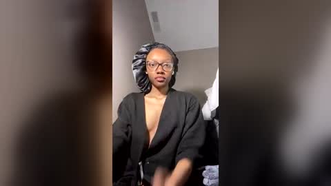 petitetingz online show from August 2, 4:10 pm
