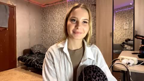 Sophie online show from November 17, 4:57 am