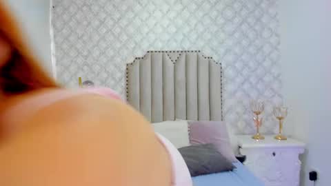 Snapshot of pia_johnson_ chatting on March 3, 11:58 am online show from March 3, 11:58 am