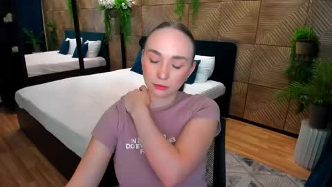 Emelie online show from November 10, 7:31 pm