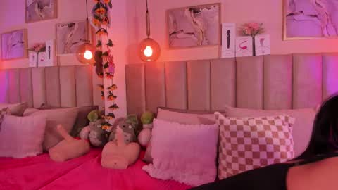 PIKAYLE  online show from November 25, 9:15 pm