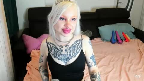 Snapshot of pinkslobber chatting on October 31, 12:01 am Helen Goat online show from October 31, 12:01 am