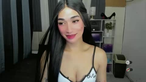 pixiedoll_ online show from May 10, 10:45 pm