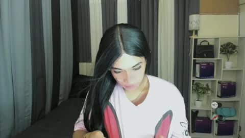 pixiedoll_ online show from June 18, 7:32 am