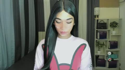 pixiedoll_ online show from June 18, 1:05 pm