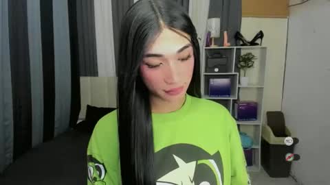 pixiedoll_ online show from May 17, 6:23 am