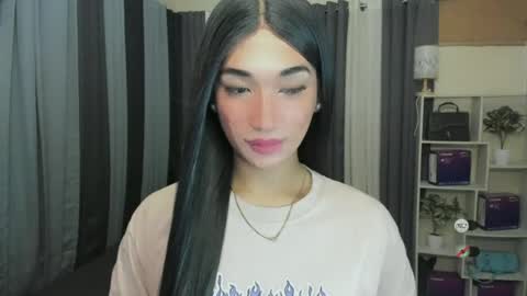 pixiedoll_ online show from June 17, 7:32 am