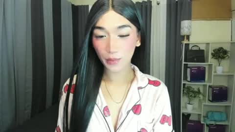 pixiedoll_ online show from June 15, 6:41 pm