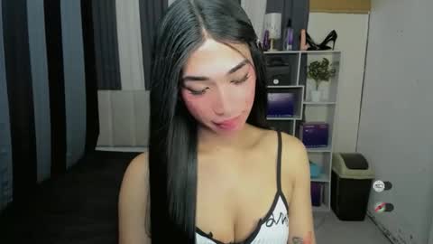 pixiedoll_ online show from May 14, 9:09 pm