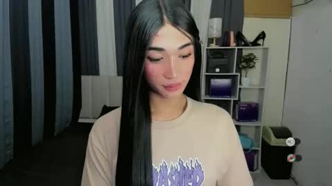 pixiedoll_ online show from May 18, 5:46 am