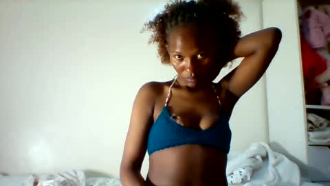 prettie_petitee online show from July 13, 7:25 pm