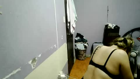 pretty_lyn08 online show from July 16, 6:23 pm