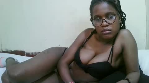 pretty_mellan online show from February 15, 9:39 pm