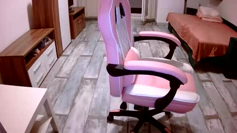 prettyjulliette online show from September 25, 6:50 pm