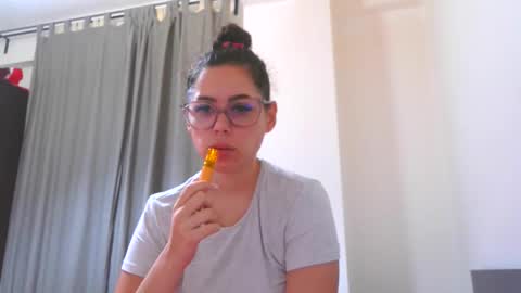 prettyjulliette online show from October 18, 5:15 pm