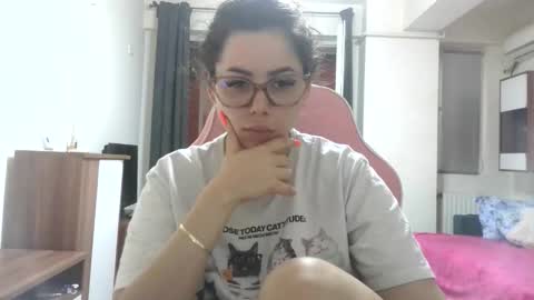 prettyjulliette online show from June 9, 2:05 pm