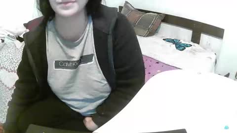 Snapshot of que_mb chatting on October 21, 5:11 am sophy online show from October 21, 5:11 am