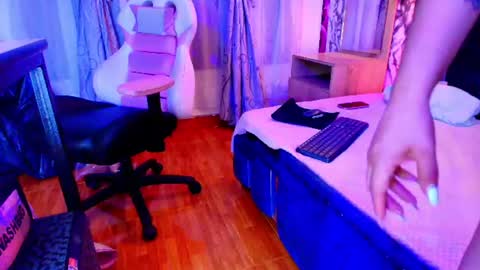 QueenNyx online show from June 25, 5:12 am