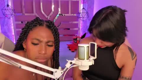Snapshot of queen_perla_ chatting on March 1, 4:11 pm online show from March 1, 4:11 pm