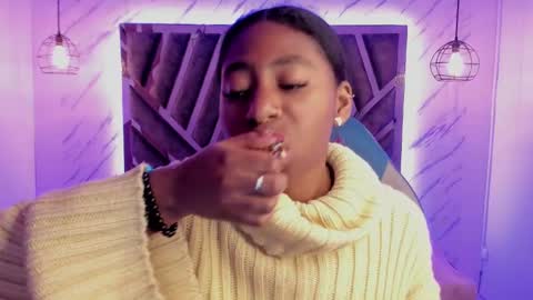 Snapshot of queen_perla_ chatting on December 19, 12:01 pm online show from December 19, 12:01 pm
