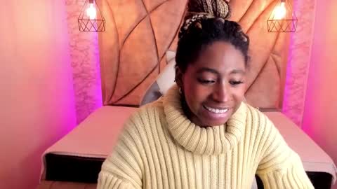 Snapshot of queen_perla_ chatting on February 23, 2:56 am online show from February 23, 2:56 am