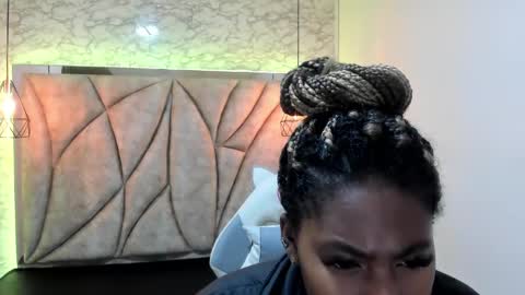 Snapshot of queen_perla_ chatting on January 19, 11:23 am online show from January 19, 11:23 am