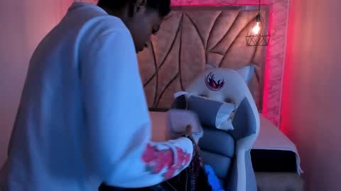 Snapshot of queen_perla_ chatting on February 19, 12:00 pm online show from February 19, 12:00 pm