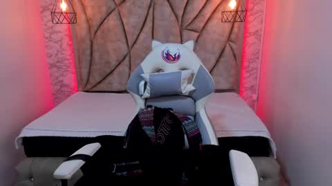 Snapshot of queen_perla_ chatting on February 1, 11:54 am online show from February 1, 11:54 am