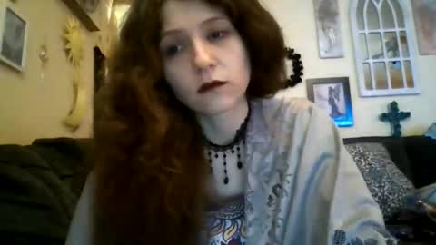 queencrimsonlvx online show from June 2, 1:28 am