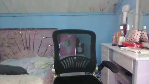 queennih online show from April 13, 1:23 pm