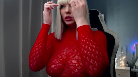 Snapshot of queensy_sins_x chatting on February 6, 4:25 pm Queensy online show from February 6, 4:25 pm