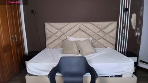 Raquel online show from December 3, 11:45 am