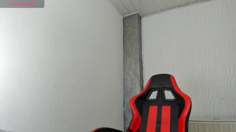Snapshot of raven_rouge chatting on October 21, 7:01 am gata online show from October 21, 7:01 am
