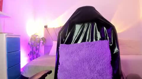 ravencollen online show from November 17, 1:01 pm