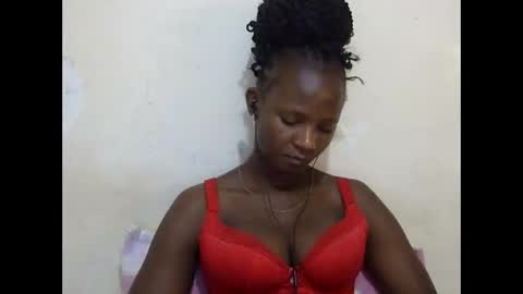 Snapshot of realqueen_ chatting on March 4, 5:45 pm queen online show from March 4, 5:45 pm