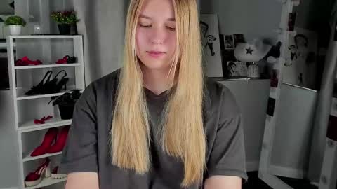 rebecca_____ online show from November 15, 2:45 am