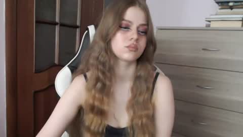 Lily online show from June 14, 4:35 am