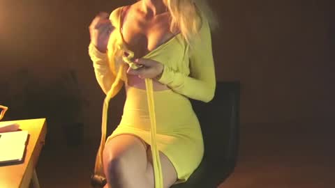 Snapshot of redsparrow__ chatting on December 7, 6:04 pm Red online show from December 7, 6:04 pm