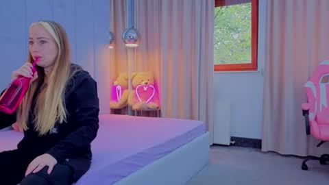 reina cummings online show from November 9, 6:42 am