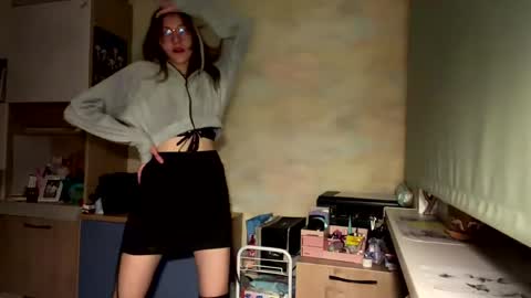 Mia online show from April 18, 7:07 pm