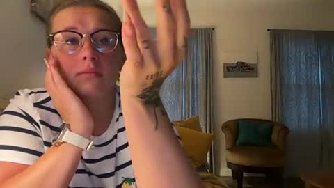 renimoonxo online show from July 17, 10:30 am