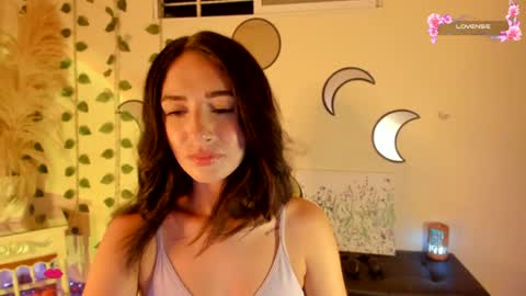 Independent model online show from December 13, 4:33 am